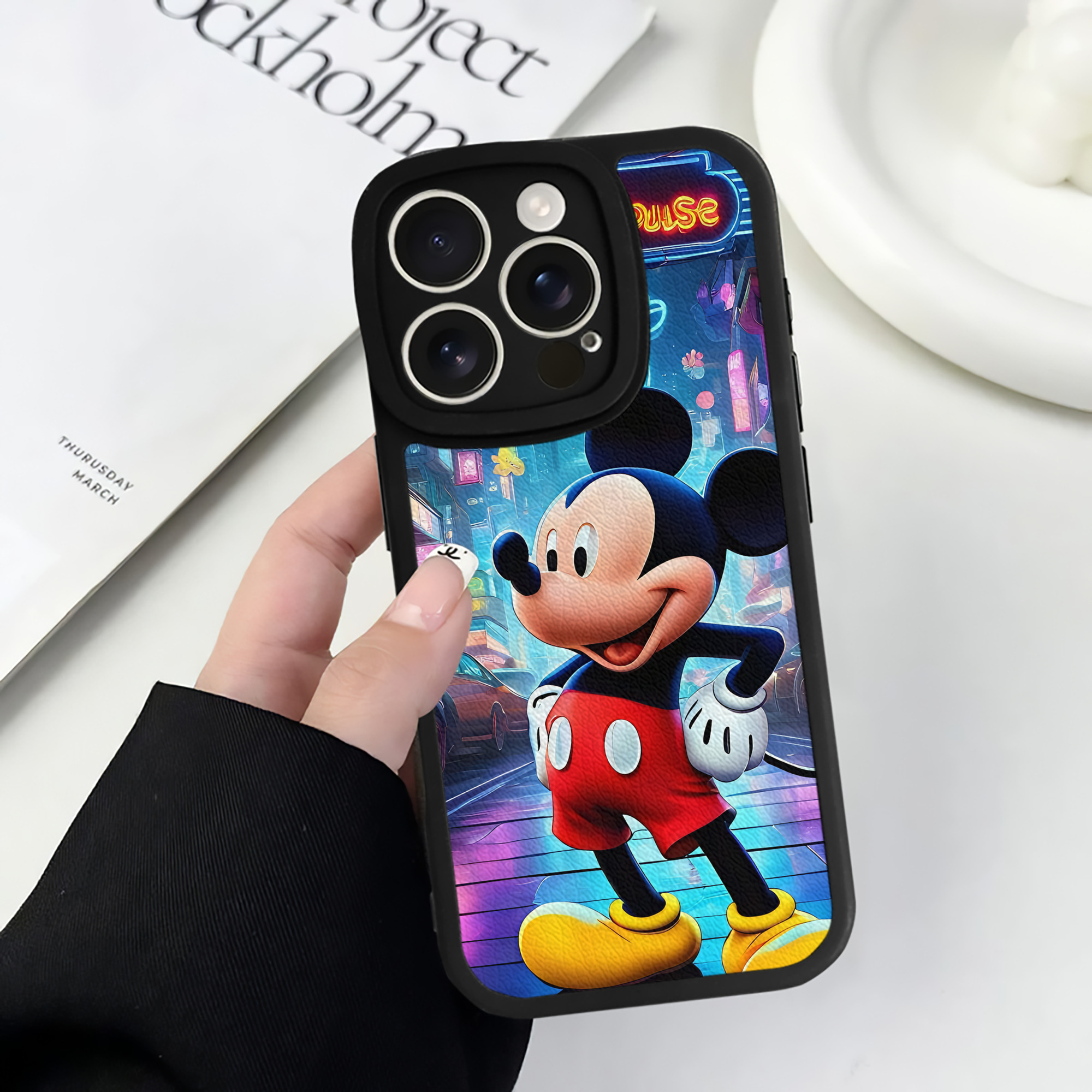 （画像用） ミッキーマウス Mickey Mouse 【iPhone 16シリーズ対応】シリコンスマホケース（レザー調） 材質：シリコン